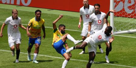 واقعة "غريبة".. هذا ما فعله لاعبو دورتموند في مباراة صن داونز بعد ارتفاع درجة الحرارة بالملعب