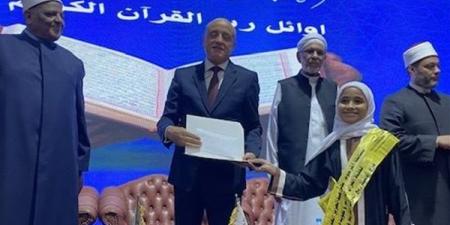 جوائز
      عمرة
      للأوائل
      وممر
      شرفي..
      تكريم
      800
      من
      حفظة
      القرآن
      في
      الأقصر - نجد الاخبارية