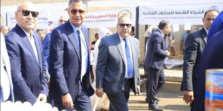 بأسعار
      مناسبة..
      وزير
      التموين
      ومحافظ
      القاهرة
      يفتتحان
      سوق
      اليوم
      الواحد
      بمنطقة
      الجمالية|
      صور - نجد الاخبارية