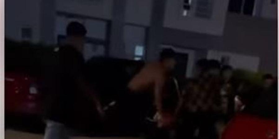 الأمن
      يفحص
      فيديو
      مشاجرة
      مراهقين
      في
      قرية
      أمواج
      الساحل
      الشمالي - نجد الاخبارية