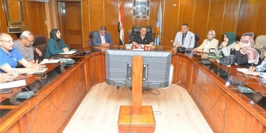 محافظ
      أسيوط
      يعقد
      اجتماعًا
      لبحث
      استعدادات
      تنفيذ
      مبادرة
      سكن
      كريم
      بقرى
      حياة
      كريمة - نجد الاخبارية