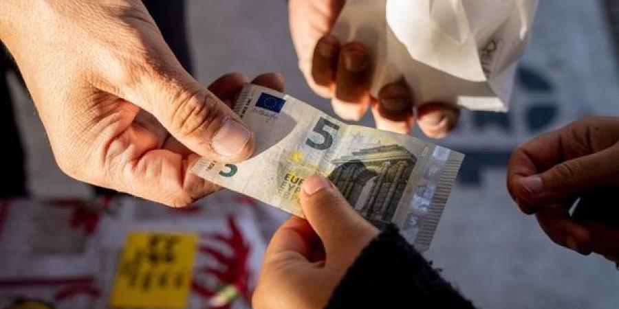سعر
      اليورو
      اليوم
      الثلاثاء
      15
      يوليو
      2025
      في
      مصر..
      تحديثات
      البنوك
      لحظة
      بلحظة - نجد الاخبارية